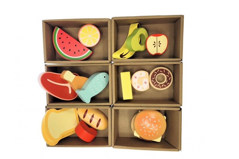 Ξύλινο μαγαζάκι με προϊόντα Tooky Toys